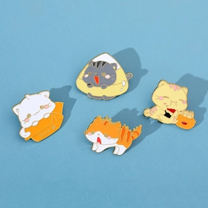 Set di quattro spille smaltate a forma di gatto cartoon con gattini in scatole