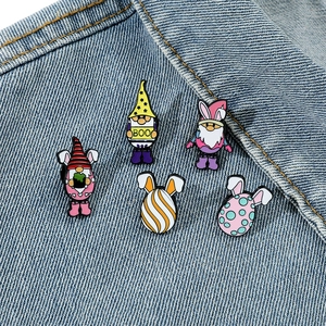 Lot de 5 épingles en émail de gnomes de Pâques avec oreilles de lapin sur denim