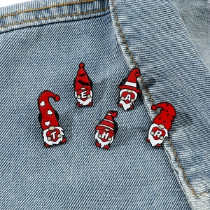 Set di cinque spille smaltate gnomi di Natale con cappelli rossi su tessuto denim blu