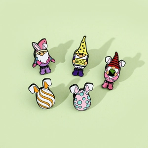 Détail de 5 broches en émail gnomes avec oreilles de lapin et motifs d'œufs de Pâques