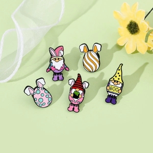 Lot de 5 pin's en émail gnomes et œufs de Pâques sur fond floral vert clair printanier