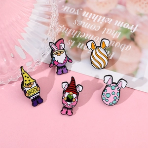 Détail de cinq pin's gnomes en émail avec éléments de Pâques et d'Halloween en rose