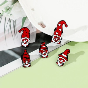 Dettaglio del set di 5 spille gnomo di Natale smaltate con lettere R T H E A su cuori rossi