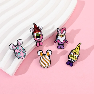 Détail d'un lot de 5 épinglettes en émail avec des gnomes festifs et des œufs décoratifs