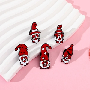 Dettaglio di cinque spille gnome in smalto con cuori rossi e lettere AHRTE