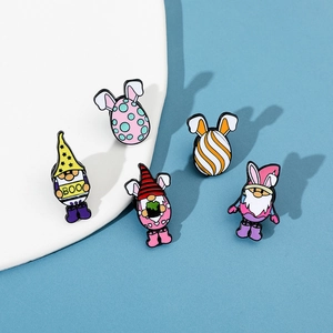 Vue détaillée de pins en émail colorés avec des nains d'Halloween et des œufs de Pâques