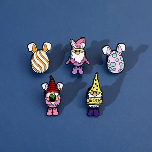Détail des broches gnomes colorées en émail et des œufs de Pâques sur fond bleu