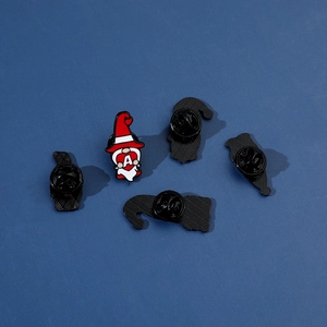 Spilla smaltata gnomo di Natale con cappello rosso e cuore lettera A sul retro