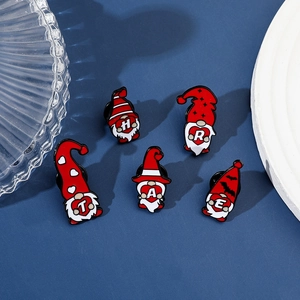 Dettaglio di cinque spille gnome in smalto con cuori rossi che formano HEART