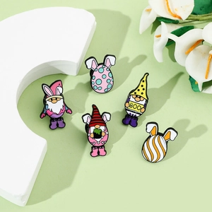 Détails de badges en émail colorés avec des motifs de gnomes et d'oeufs de Pâques