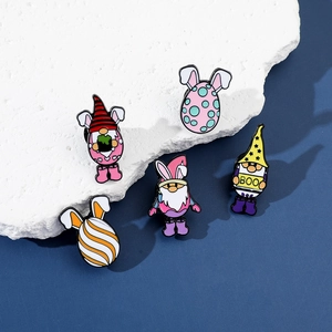 Lot de 5 épingles en émail de gnomes avec oreilles de lapin et motifs d'œufs de Pâques colorés