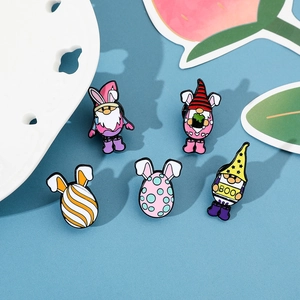 Vue détaillée de 5 broches de Pâques en émail avec gnomes et œufs colorés créatifs