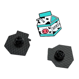 Pins en émail mignons en forme de brique de lait avec motif de vache et fermoirs