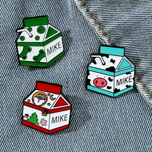 Trois broches en émail en forme de brique de lait avec motifs grenouille et Noël