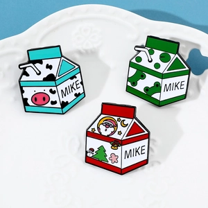 Gros plan détaillé de pin's en émail en forme de briques de lait aux motifs mignons