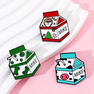 Lot de trois broches en émail en forme de brique de lait avec Père Noël et grenouille
