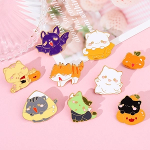 Platliggende set van kleurrijke Halloween kattenemaille pinnen met pompoenthema's
