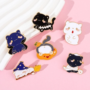 Detailopname van emaille pinnen met Halloween-katten, spoken en pompoen ontwerpen