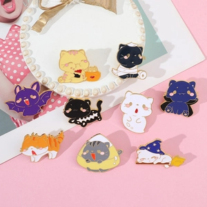Set van negen schattige Halloween katten emaille pinnen met geesten en pompoenen