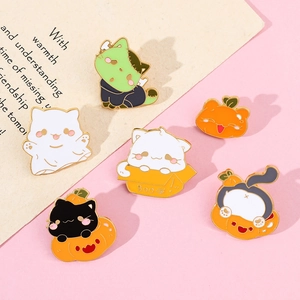 Set van zes Halloween-emaille spelden met cartoon katten, spoken en pompoenen op roze