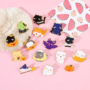 Detailset van emaille katten-spelden met Halloween pompoen- en spookthema's
