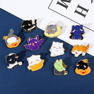 Detail van Halloween emaille pins met cartoon katten, pompoenen, spoken en vleermuizen