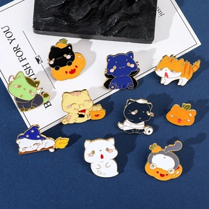 Detailopname van Halloween emaille pins met cartoon katten, pompoen en spook ontwerpen