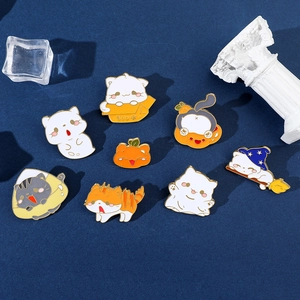 Detail van schattige Halloween katten emaille speldjes met spoken en pompoenen