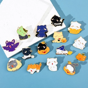 Detail van Halloween katten emaille pinnen met spook pompoen en vleermuis motieven