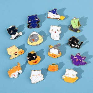 Set van 15 Halloween katten emaille pins met spoken en pompoenen op blauwe basis
