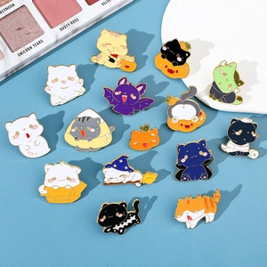 Platte weergave van 14 cartoon Halloween-kattenpins met spoken, pompoenen en heksen