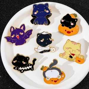 Set van zeven Halloween katten emaille pinnen met spoken en pompoenen op een wit bord