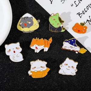 Gedetailleerde set van 8 cartoon Halloween katten emaille pins met spook en pompoen ontwerpen