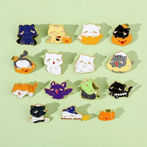 Detail van 15 Halloween kattenpinnen van emaille met spook- en pompoenontwerpen