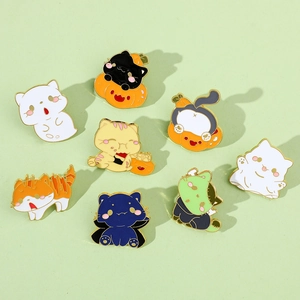 Detail van schattige emaille pins met katten in Halloween- en pompoen-ontwerpen