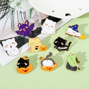 Gedetailleerde weergave van Halloween katten pins met spoken, pompoenen en tovenaars