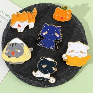 Detail van zes schattige Halloween-kattenemaille-spelden op een zwart leisteen presentatiebord