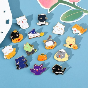 Detailoverzicht van diverse Halloween kat emaille pinnen met pompoen en spook motieven