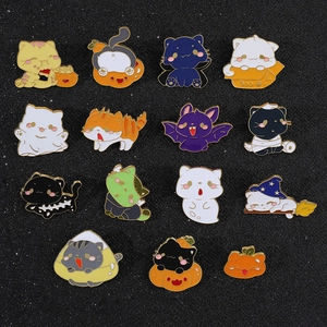 Platliggende weergave van 15 Halloween kattenpinnen met vampier- en pompoenontwerpen