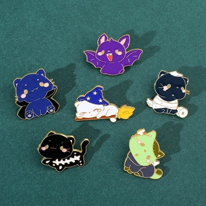 Detail van zes Halloween katten emaille pinnen met vampier- en spookontwerpen