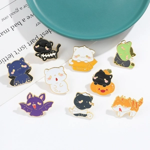 Detailweergave van diverse Halloween emaille speldjes met katten, spoken en pompoenen