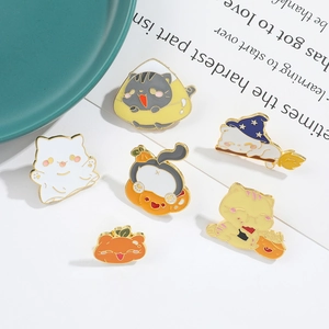 Set van zes kleurrijke emaille pinnen met schattige katten, spoken en pompoenen