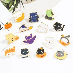 Detailopname van 14 verschillende Halloween katten emaille pins op een witte achtergrond