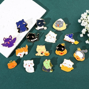 Detailopname van de Halloween katten emaille speldjes met spook- en pompoenontwerpen