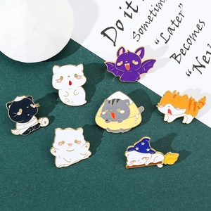 Set van 7 Halloween katten emaille pinnen met spook pompoen en vleermuis ontwerpen