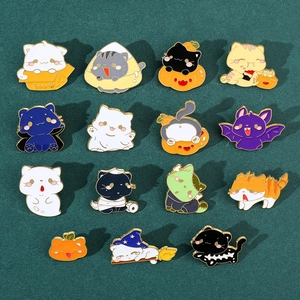 Detail van 15 Halloween-katten emaille pinnen op een groene fluwelen achtergrond