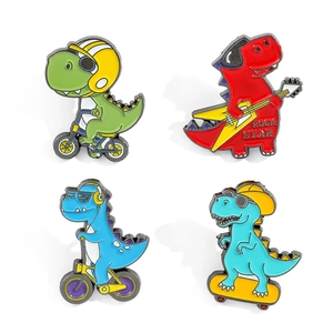Dettaglio di quattro spille in smalto con dinosauri colorati e temi di musica e sport
