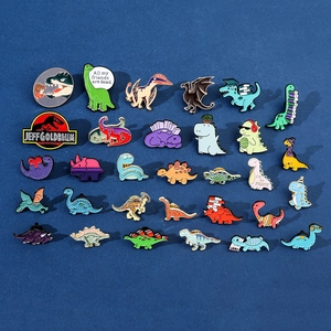 Spilla in Smalto a Forma di Dinosauro Animato in Lega Spilla Animale Simpatico Triceratopo Stegosauro Pin da Risvolto Distintivo