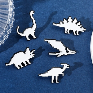 Dettaglio macro di spille in smalto di dinosauri pixel art a 8 bit su sfondo blu scuro