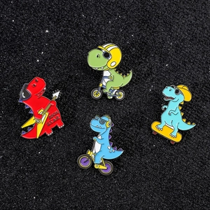 Dettaglio macro di quattro spille in smalto con dinosauri a tema sport e musica